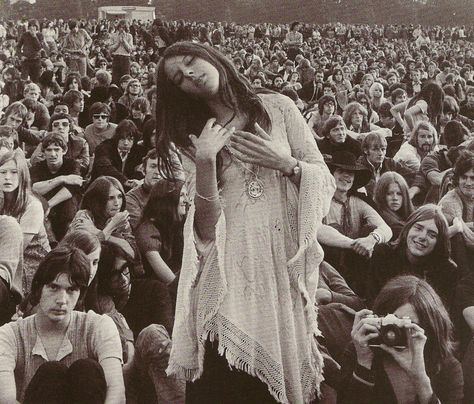 HLK Woodstock Fashion, Uk Icon, Mundo Hippie, Woodstock Hippies, Woodstock 1969, 60s Hippie, Hippie Lifestyle, Woodstock Festival, Hippie Aesthetic