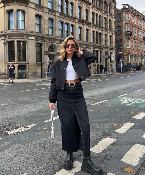 Black Long Jeans Skirt Outfit, Black Jean Maxi Skirt Outfit, Black Denim Long Skirt Outfit, Black Maxi Denim Skirt Outfit, Long Black Jean Skirt Outfit, Black Denim Skirt Outfit Winter, Black Denim Midi Skirt Outfit, Maxi Skirt With Boots, Denim Skirt Outfit Winter