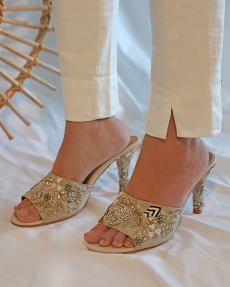 15 Homegrown Bridal Footwear Brands That Should Be On Every Bride’s List Traditional Heels Indian, Bridal Heels Indian, Heels Indian, Indian Heels, Indian Footwear, Western Formal, Bridal Sandals Heels, Bridal Footwear, Wedding Trousseau