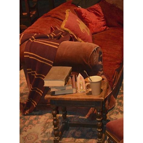 gryffindor common room on Tumblr ❤ liked on Polyvore featuring harry potter Gryffindor Common Room, Gryffindor Pride, Weasley Aesthetic, Gryffindor Aesthetic, Potters House, Images Harry Potter, Hogwarts Aesthetic, Harry Potter Houses, Fred Weasley