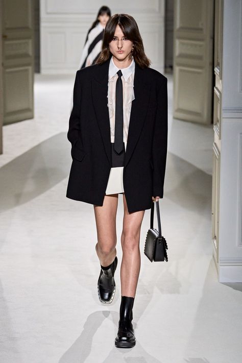 Valentino Fall 2023 Ready-to-Wear Collection | Vogue Tie Outfit For Women, Valentino Fall 2023, Tie Outfit, Valentino Runway, Fall 2023 Ready To Wear, 2023 Ready To Wear, Valentino Black, Estilo Punk, Tailored Dress