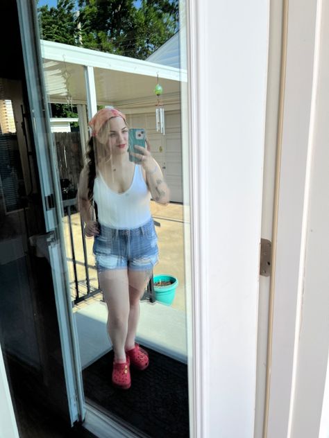 #crocs #red #jeanshorts #americaneagle Jean Shorts And Crocs Outfit, Crocs Outfit, Jean Shorts, American Eagle, Mirror Selfie, Outfit Inspo, Red, Denim Shorts