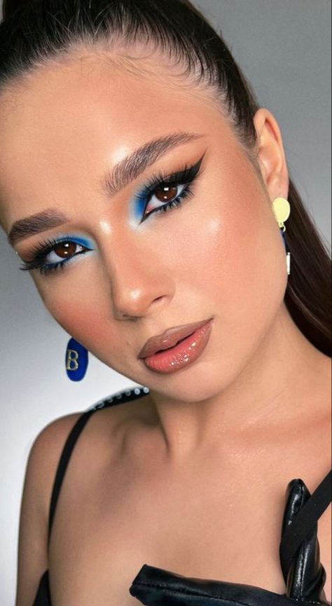 Fun Blue Eyeshadow Looks, Blue Summer Makeup, Make Up Azul, Blue And Gold Makeup, Makeup Looks Blue, Make Azul, Turquoise Makeup, Exotic Makeup, Brown Girls Makeup