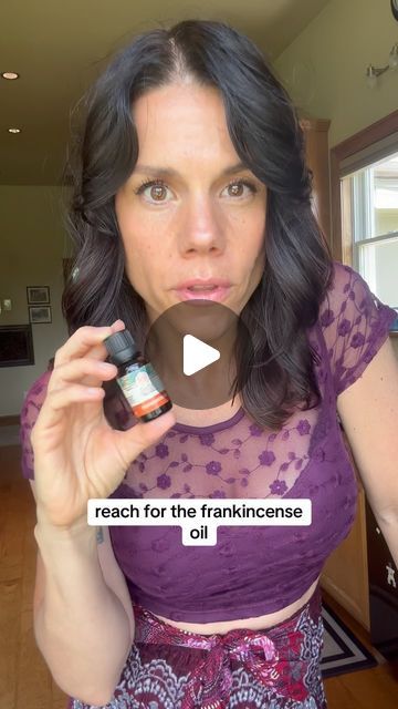 Melanie Sandford on Instagram: "Retinol is a potent form of synthetic vitamin A-frankincense oil is all natural and a great way to achieve the same results except it’s much more gentle on the skin and it’s not synthetic. Always mix your frankincense oil with a carrier oil, my favorite castor oil and jojoba oil which makes the serum. 1 ounce of castor oil, 1 ounce of jojoba oil and 5 to 10 drops of frankincense, depending on the sensitivity of your skin. This way you are controlling how much frankincense you’re putting in your carrier that way you can avoid irritation, dryness, or redness. As always, this is not medical advice and I’m not a medical professional. Please do your research before using any product. All the oils are available in my Linktree in my bio. Frankincense by @gurunanda. Frankincense Oil For Face, How To Use Frankincense Essential Oil, Frankensence And Castor Oil Recipe, Castor Oil Jojoba Oil Frankincense, Castor Oil And Frankincense, Frankensence Oil Uses, Frankensence Oil, Benefits Of Frankincense Oil, Frankincense Essential Oil Benefits