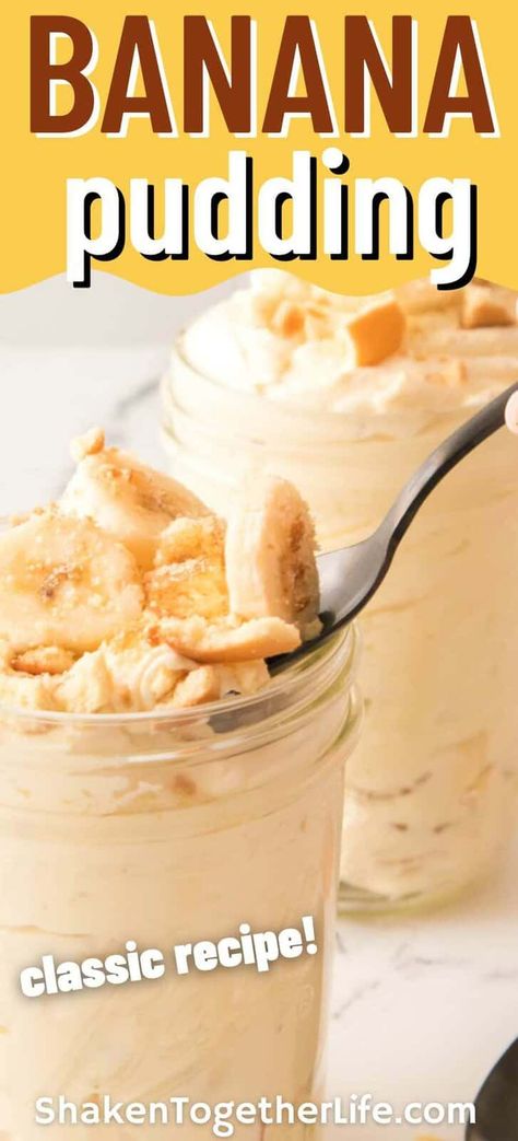 Banana pudding is a classic Southern dessert that consists of layers of vanilla pudding, sliced bananas, and vanilla wafers. It's a fast and easy no-fail dessert that tastes amazing! Banana Desserts, Easy Fruit Salad Recipes, Easy Banana Pudding, Banana Baked Oatmeal, Baked Oatmeal Cups, Banana Nut Muffins, Fruit Salad Easy, Southern Desserts, Instant Pudding Mix