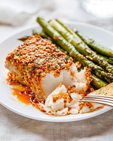 Parmesan Crusted Baked Halibut - #baked #halibut #fish #recipe #eatwell101 - This parmesan crusted baked halibut will just melt in your mouth! An easy baked fish recipe baked in one pan with healthy asparagus for a full, effortless meal! - #recipe by #eatwell101® Easy Baked Fish Recipes, Healthy Asparagus, Baked Fish Recipe, Baked Halibut, Fish Recipes Baked, Halibut Recipes, Fish Dinner Recipes, Fish Recipes Healthy, Fish Dinner