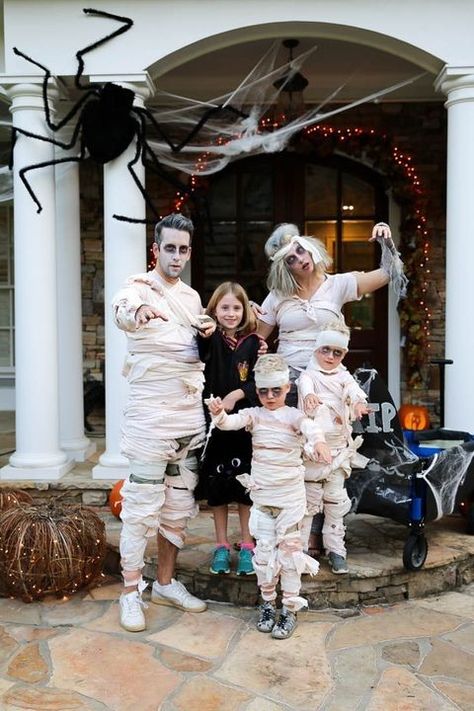 44 Best Last-Minute Halloween Costumes - Easy Last Minute Halloween Costume Ideas Diy Mummy Costume, Do It Yourself Costumes, Mummy Halloween Costume, Costumes For Work, Halloween Costumes For Work, Mummy Costume, Halloween Costumes For Family, Halloween Outside, Costumes For Halloween