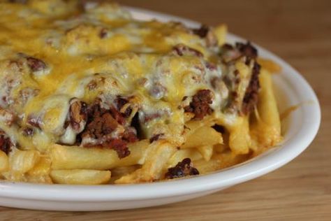 A quick and easy dinner using your favorite chili. Make a large pot of chili and use the leftovers for these chili cheese fries. Chile Cheese Fries, Starter Snacks, Homemade Chili Cheese Fries, Chili Cheese Fries Recipe, Chilli Fries, Chilli Cheese Fries, Cheese Fries Recipe, Fries Recipes, Chili Fries