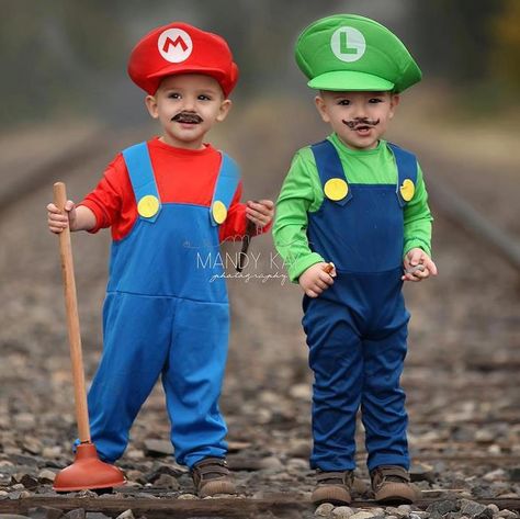 Mario and Luigi coordinating costumes Brothers Customes Halloween, Mario Brothers Halloween Family, Sibling Halloween Costumes Brothers, Halloween Brothers Costumes, Brother Costume Ideas, Costumes For Brothers, Sibling Halloween Costumes Boys, Coordinating Costumes, Halloween Costumes For Brothers