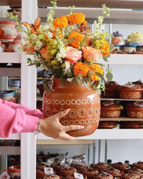 Mexican Pot Flower Arrangement, Mexican Athestic, Mexican Clay Pots Centerpieces, Spanish Style Centerpieces, Barro Flower Arrangement, Day Of The Dead Flower Arrangements, Modern Ofrenda, Cantarito Flower Arrangements, Small Mexican Wedding Ideas