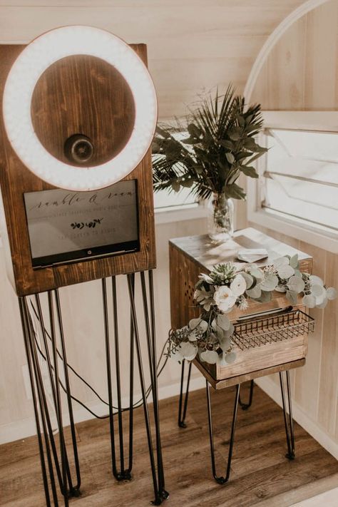 Diy Selfie Booth Wedding, Photobooth Business Ideas, Photo Ops Ideas, Fotobooth Ideas, Video Booth Wedding, Mobile Photobooth, Photobooth Camper, Wedding Video Booth, Wooden Photo Booth