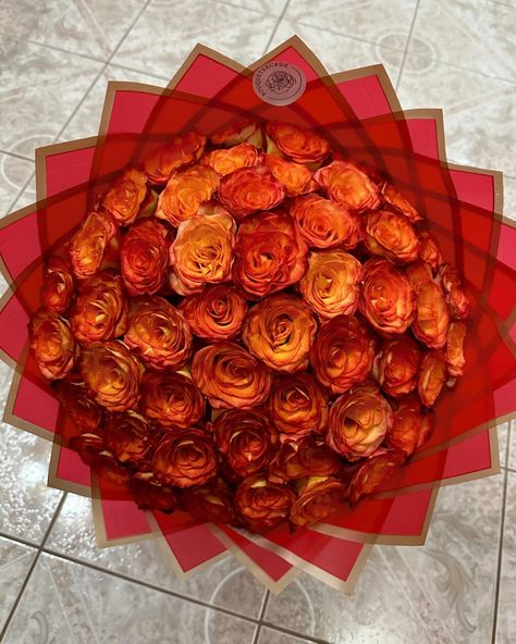 This color is absolutely gorgeous 😍❤️🧡 - - - - #ramo #50roses #rose #roses #rosebouquet #bouquet #flower #flowerpower #flowerphotography #explore #explorepage #explorepage✨ #exploremore #ramobuchon #red #orange #redroses #orangeroses Orange Red Roses, Orange Roses Bouquet, Red And Orange Roses, Orange Rose Bouquet, 19th Bday, 4 Roses, Money Flowers, Red Rose Bouquet, Bouquet Flower