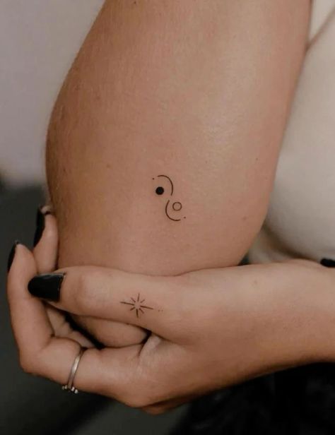 30 Birthday Tattoo Ideas, Fine Line Tattoo Yin Yang, Duality Tattoo Ideas Symbols, Ying And Yang Tattoo, Tiny Tats With Meaning, Sisters Tattoo Ideas, Astrological Tattoos, Unique Ying Yang Tattoo, Tattoo Partner