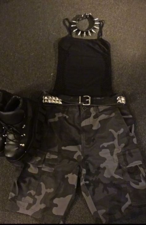 Emo Outfits For Concerts, Punk Goth Outfits 2000s, Camo Pants Metalhead, Emo Camo Outfits, Mall Punk Outfits, Emo Outfits Shorts, Alternative Shorts Outfits, Mall Goth Inspo Outfits, Emo Metalhead Outfits