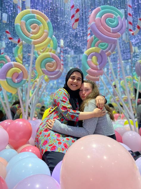 Do you want to enter a world of sweet treats and illusion? Here at the Museum of Illusions Doha we present our Candy Land Inifinity Room, filled with picture ready sweet treats and desserts. Come and visit us for an instagrammable experience. #museumofillusionsdoha #qatar #doha #moidoha #museumofillusions Candy Museum, Dessert Museum, Candy Rush, Museum Of Illusions, Infinity Room, Candy Land Theme, Qatar Doha, Candy Land, Doha