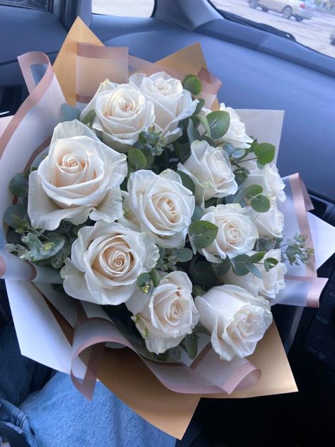 White Flower Bouquet Aesthetic, Car Romance, Ramos Aesthetic, Flower Bookey, Roses Bouquet Gift, White Flower Bouquet, White Rose Bouquet, Roses Book, Flower Gift Ideas