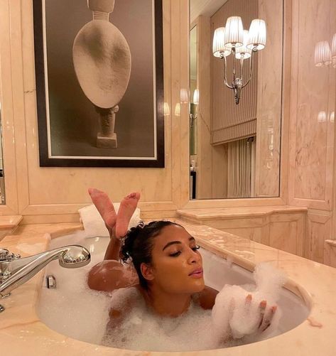 Bubble Bath Photography, Bubble Bath Aesthetic, Bath Pictures, Bath Aesthetic, Bath Photography, Human Poses Reference, Foto Pose, Bubble Bath, Cute Poses