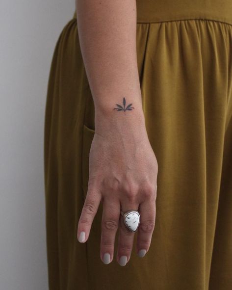 Tiny lotus flower on the wrist - Tattoogrid.net Tattoo Ornament, A Small Tattoo, Handpoke Tattoo, Inspiration Tattoos, Small Meaningful Tattoos, Small Girl Tattoos, Cat Tattoos, Disney Tattoo, Cute Small Tattoos