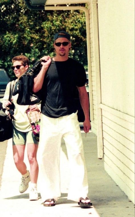 Male Celebrity Fashion, Men’s 90s Outfits, 2000s Male Fashion, 2k Fashion, Brad Pitt Style, 2000 Outfits, Celebrity Summer Style, Brad And Jen, David Beckham Style