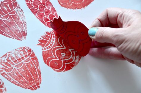 Flowers printed with Craft foam – Arte a Scuola Foam Printmaking Lesson, Foam Sheet Printmaking, Foam Printing Ideas, Craft Foam Projects, Foam Printmaking, Foam Paper Crafts, Foam Printing, Printmaking Projects, Foam Stamps