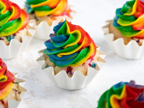 These rainbow frosting cupcakes are just as delicious as they are beautiful! They're made w/ tender funfetti cupcakes & buttercream frosting. Rainbow Cupcakes Frosting, Red Buttercream Frosting, Buttercream Rosette Cake, Red Buttercream, Red Frosting, Strawberry Frosting Recipes, Strawberry Lemonade Cupcakes, Frosting Cupcakes, Powdered Food Coloring