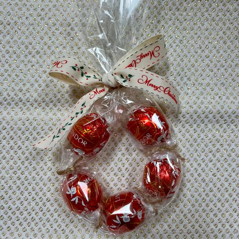 5 Lindt Ball Milk chocolates presented as a mini wreath and finished off with Christmas Ribbon. These are super cute favours to decorate the Christmas table or to hand out as xmas gifts! Candy Wreaths For Christmas, Work Xmas Gift Ideas, Stockings Gifts Ideas, Small Neighbor Christmas Gifts, Christmas Candy Favors Ideas, Lindt Chocolate Gift Ideas Christmas, Christmas Bonbonniere, Christmas Craft Market Ideas, Christmas Table Favours Ideas