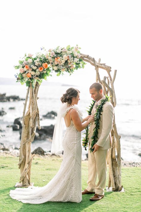 Maile Lei Wedding, Wedding Lei, Wedding Minister, Wedding Aesthetics, Hawaiian Lei, Parents Wedding, Romantic Wedding Photography, Couples Love, Hawaiian Culture