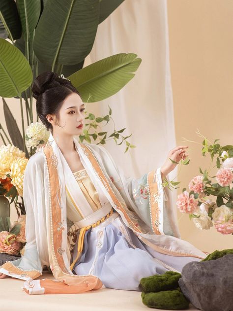 Elegant Song Dynasty Hanfu Song Dynasty Hanfu, Traditional Vietnamese Clothing, Ming Dynasty Hanfu, Asian Princess, Vietnamese Clothing, Outfit References, Modern Hanfu, Song Dynasty, Chinese Hanfu