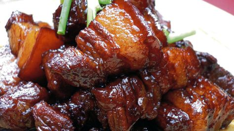 Although it's a common Chinese dish, hongshao rou (red-braised pork) can be tricky to master. The key is to use two different types of soy sauce — light and dark. Slow Cooker Pork Tenderloin Recipes, Recipes With Soy Sauce, Daging Babi, Slow Cooker Pork Tenderloin, Kek Lapis, Pork Broth, Chinese Pork, Chinese Food Recipes, Braised Pork Belly