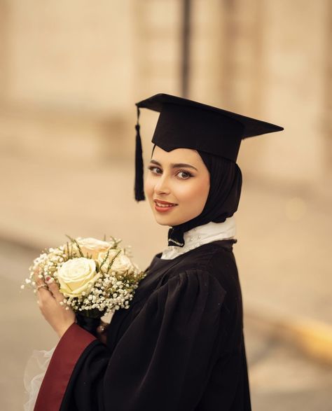 Photo Of Graduation, Graduation Cap With Hijab, Solo Graduation Pose, Arab Graduation, Convocation Poses, Graduation Pictures Hijab, Pharmd Graduation Party, Graduation Shots, Graduation Pictures Poses