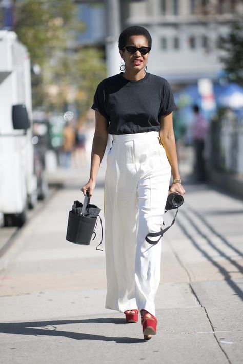 Tuck Your Tee Into High-Waisted Trousers Summer Business Attire, Summer Business Casual Outfits, Business Casual Summer, Top Street Style, Quoi Porter, Minimalist Shoes, Summer Work, Summer Work Outfits, Casual Work Outfit