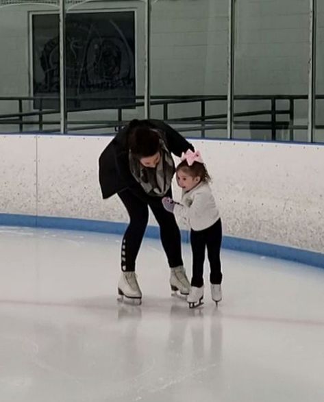 Skate Aesthetic Girl, Kids Ice Skates, Preppy Kids Outfits, Competition Skating Dress, Tessa Virtue Scott Moir, Kids Skates, Skate 3, Skating Aesthetic, Skater Aesthetic