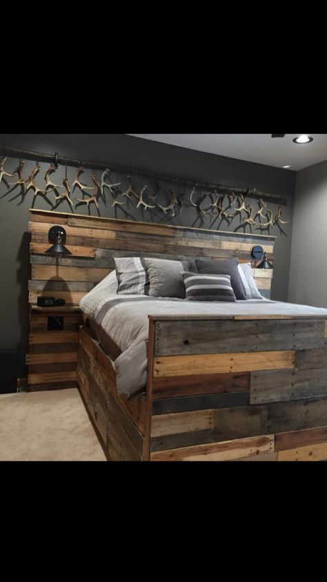 Finally completed all the finishing touches to my bedroom. Just finished the shed rack this week. What do you guys think? I’d say I’m a little obsessed with hunting but its still a pretty bad ass hunting bedroom. Hunting Bedroom, Diy Pallet Bed, Pallet Bed, Hemma Diy, Diy Bed, Rustic Bedroom, Remodel Bedroom, Pallet Wood, Wooden Pallets