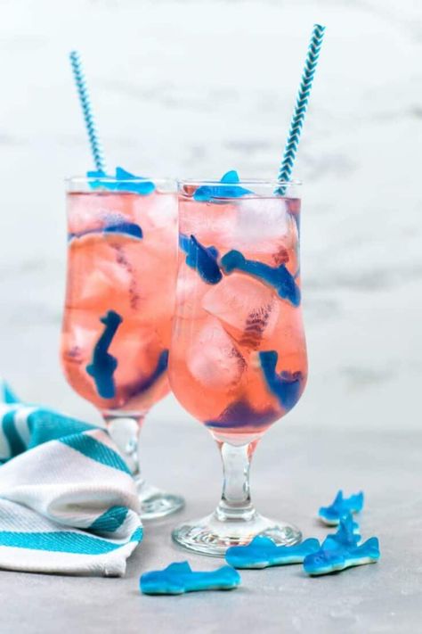 Shark Bite Drink, Shark Bite Drink Recipe, Fun Kids Drinks, Baby Shower Cocktails, Shark Themed Party, Punch Cocktails, Yummy Alcoholic Drinks, Cocktail And Mocktail, Sweet Cocktails