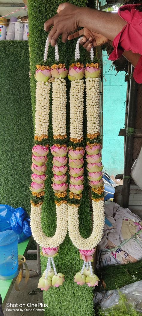 Orchid Varmala, Wedding Makeup Spring, Lotus Garland, Bridal Garland, Indian Wedding Garland, Yellow Wedding Bouquet, Cheap Wedding Centerpieces, Spring Wedding Bouquets, Flower Garland Wedding