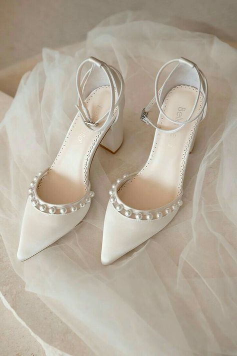 Pearl Block Heels, Bride Shoes Comfortable, Pearls Crown, Bridal Block Heels, Mode Abayas, Pearl Heels, Pearl Wedding Shoes, Fashion Shoes Heels, Cute Shoes Heels