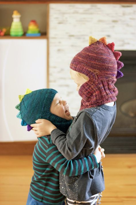 Dragon Hat, Dragon Hats, Dinosaur Hat, Kids Knitting Patterns, Knit Hat For Men, Hat Tutorial, Cable Knit Hat, Knitted Baby Clothes, Crochet Bebe