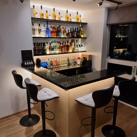 Barra de granito, encino natural Home Mini Bar Designs, Mini Bar At Home Living Rooms, At Home Bar Set Up, Ideas Para Bar, House Mini Bar, Indoor Bars For Home, Mini Bar Design, In Home Bar, Home Mini Bar