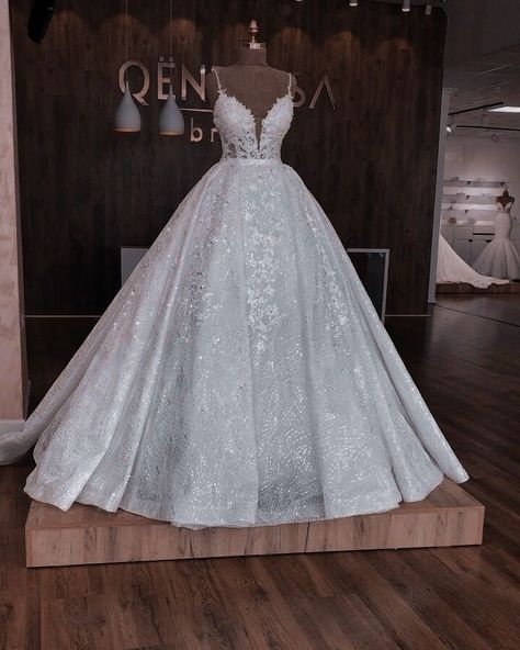 Fairytale Wedding Dress Princesses Sparkle, Wedings Drees Princess, Princess Wedding Dresses Sparkle, Wedding Dresses Sparkly, Wedding Ideas Dresses, Tiana Wedding, Dream Wedding Ideas, Fluffy Wedding Dress, Glitter Wedding Dress