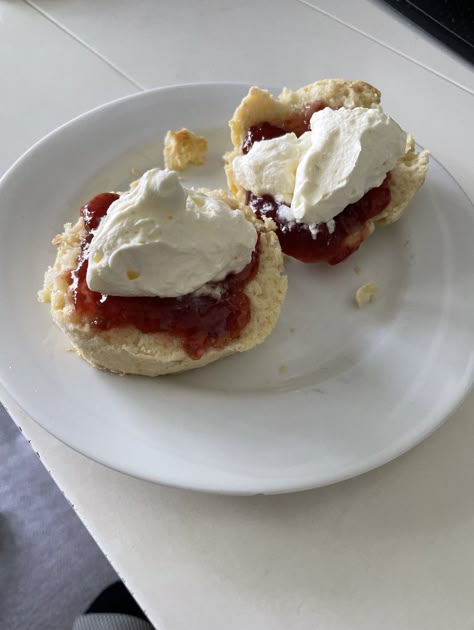 Scones Aesthetic, Biscuits For Breakfast, Breakfast Aesthetic, Pastry And Bakery, Bakery Cafe, Breakfast Dessert, Instagram Food, Food Obsession, Cafe Food