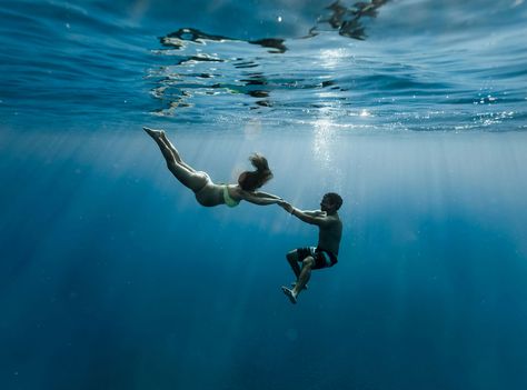 Underwater Maternity Shoot, Underwater Maternity Photography, Bump Shoot, Maternity Photography Beach, Family Maternity Pictures, Beach Maternity, Blue Hawaii, Maternity Shoot, Family Maternity