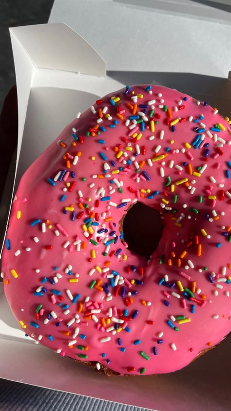 Doughnut Aesthetic, Pink Doughnut, Post Insta, Pink Donut, Random Aesthetics, Yummy Ice Cream, Junk Food Snacks, Pink Donuts, Delicacy Food