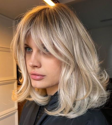 Blonde Collarbone Haircut with Curtain Bangs Shoulder Length Hair Balayage, Collarbone Length Hair, Shoulder Haircut, Shoulder Length Blonde, Blonde Lowlights, Medium Length Blonde, Medium Blonde Hair, Textured Curly Hair, Blonde Haircuts