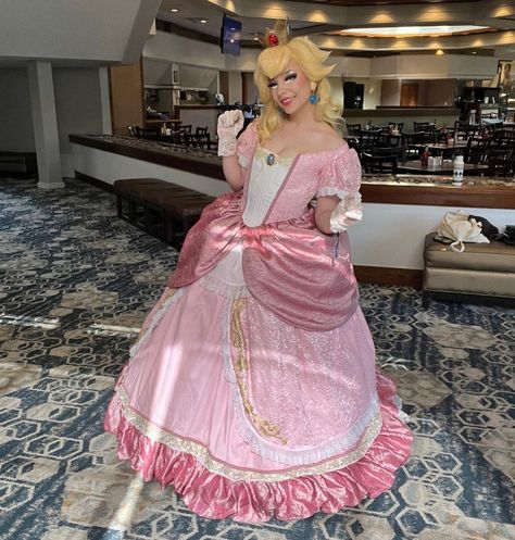 Lovebunnycos on Instagram: "BOWSER was at fanime???? Tell him to hmu 👀❤️ #mario #nintendo #fanime #fanime2023 #princesspeach #bowser" Princess Peach Cosplay, Peach Cosplay, Bunny Cosplay, Nintendo Princess, Princesa Peach, Mario Nintendo, Black Tie Dress, Cosplay Tips, Halloween Looks