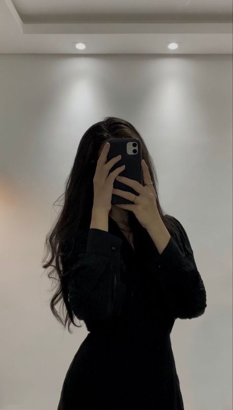 Hair Care Routine Daily, Instagram Profile Pic, Easy Photography Ideas, Stylish Pic, Bussines Women Lifestyle, Mirror Selfie Poses, Dark Feminine Aesthetic, Classy Photography, Aesthetic Eyes