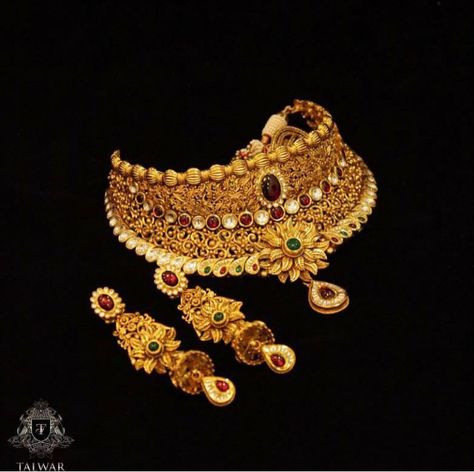 COLLAR DESIGN Kundan Bridal Set, Neck Pieces Jewelry, Antique Necklaces Design, Choker Necklace Designs, Bridal Jewelry Vintage, Fancy Jewelry Necklace, Gold Mangalsutra Designs, Gold Necklace Indian Bridal Jewelry, Gold Bridal Jewellery Sets