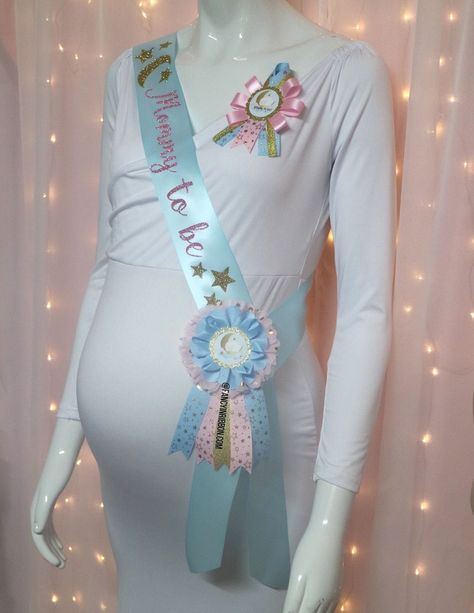 Baby Wonder Woman, Simba Baby Shower, Vestidos Para Baby Shower, Babby Shower, Baby Dumbo, Baby Shower Sash, Baby Shower Corsage, Ribbon Pin