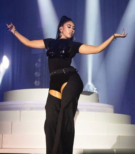 Kali Uchis Stage Outfits, Mother Kali, Cyberpunk Clothes, Kpop Concert, Kali Uchis, Women Writing, Androgynous Fashion, Feminine Aesthetic, Performance Outfit