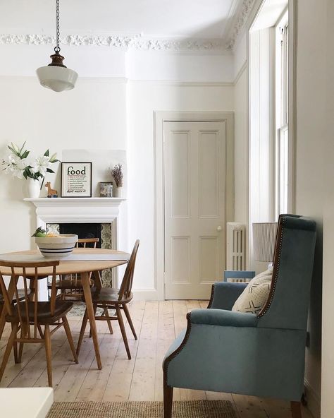 Farrow & Ball on Instagram: “Create a serene balance in your dining room with our neutral palette. Pictured: #ShadowWhite and #WimborneWhite. #FarrowandBall 📸by…” Farrow And Ball Living Room, Hall Colour, Wimborne White, Homestead House, Farrow And Ball, Living Room White, Neutral Palette, Farrow Ball, Contrast Trim