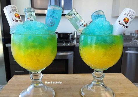 Tipsy Bartender Hpnotiq Drinks, Spiced Rum Drinks, Rum Punch Recipes, Fun Drinks Alcohol, Dragon Blue, Specialty Drinks, Alcholic Drinks, Mix Drinks, Mini Liquor Bottles